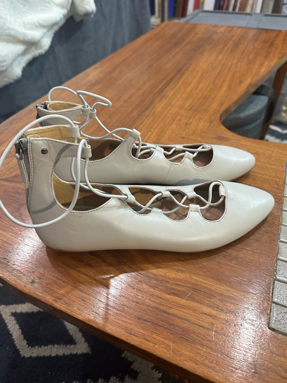 UGG size 8 Women's Lace-Up Scalloped Pointed Flats in Light Gray